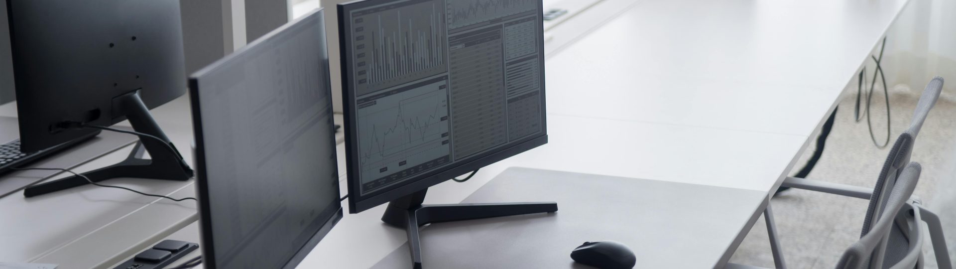 Twee pc schermen (ad payroll)